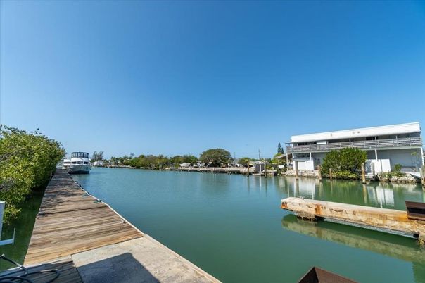 Exterior, Lake