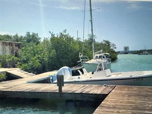 Exterior, Lake
