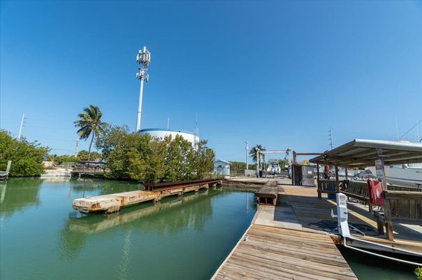Exterior, Lake