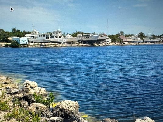Exterior, Lake