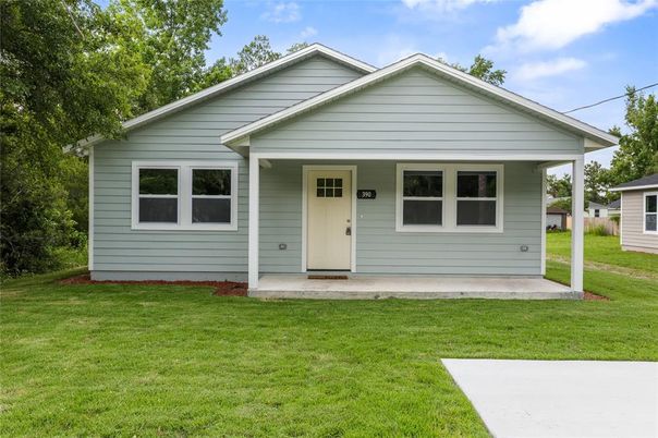 Exterior, Facade, Ranch