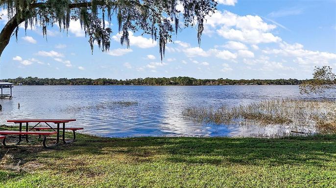Exterior, Lake