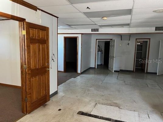 Empty room, Interior