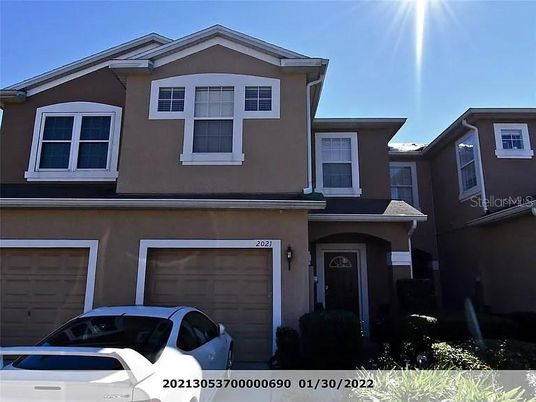 Attached, Exterior, Facade, American Craftsman