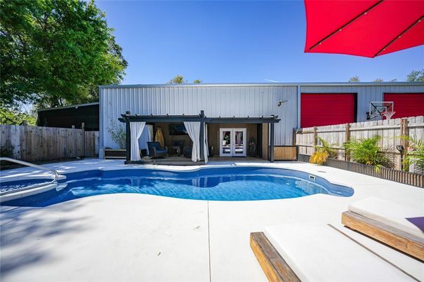 Exterior, Pool