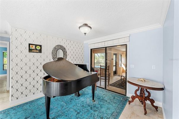 Interior, Piano