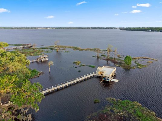 Exterior, Lake