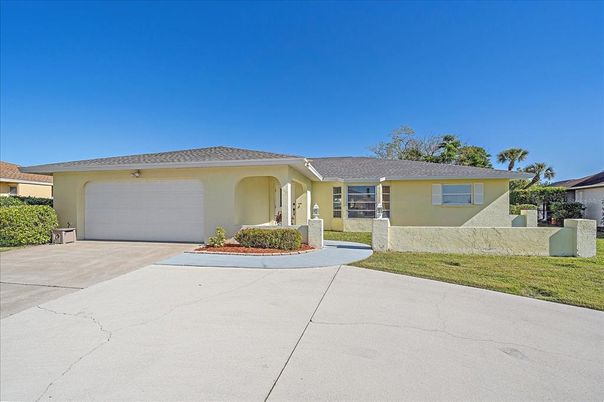Attached, Exterior, Facade, Ranch
