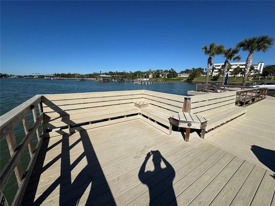 Exterior, Lake