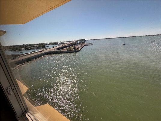 Exterior, Lake