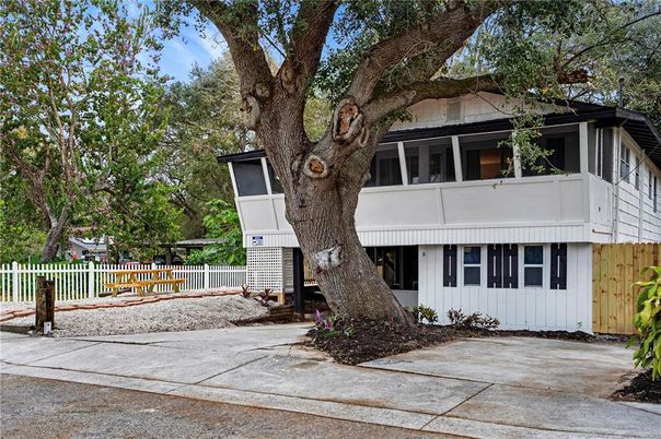 Exterior, Facade, Modern