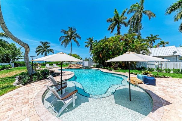 Exterior, Pool
