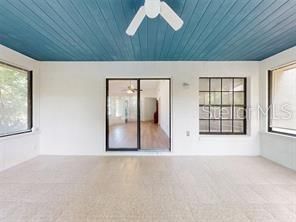 Empty room, Interior