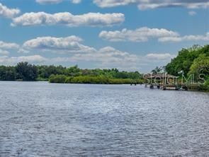 Exterior, Lake