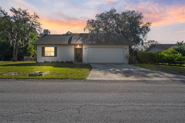 Attached, Exterior, Facade, Ranch