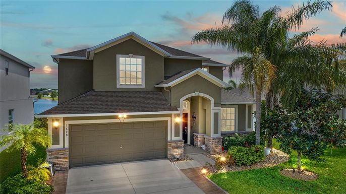 Attached, Exterior, Facade, American Craftsman