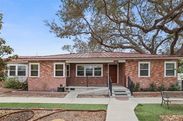 Exterior, Facade, Brick Facade, Ranch