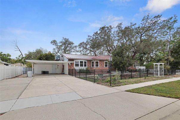 Exterior, Facade, Brick Facade, Ranch