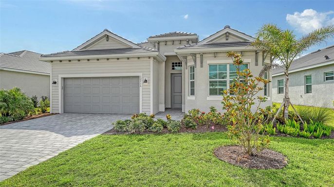 Attached, Exterior, Facade, Mediterranean