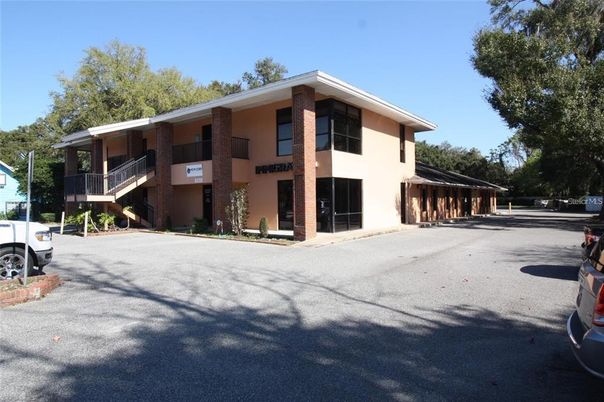 Exterior, Facade, Modern