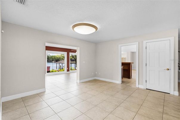 Empty room, Interior
