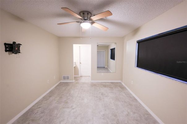 Empty room, Interior