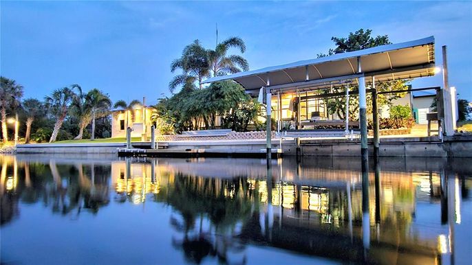 Exterior, Lake