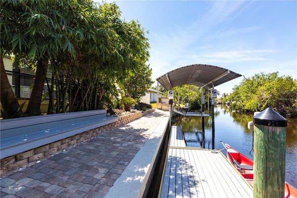 Exterior, Lake