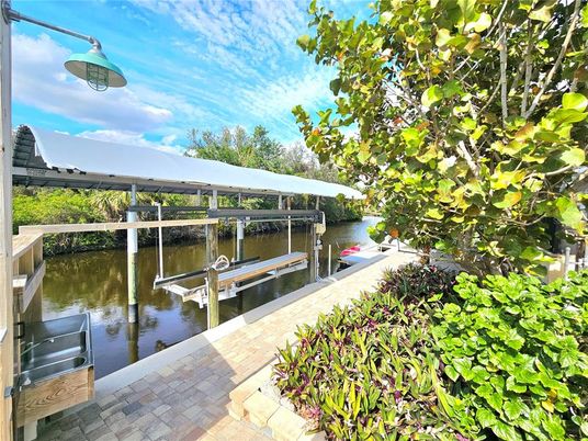 Exterior, Lake