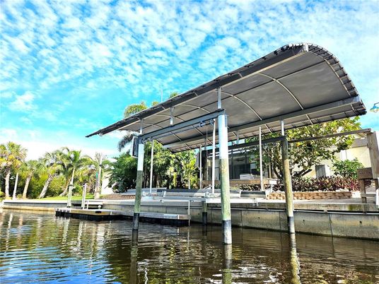 Exterior, Lake