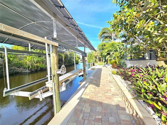 Exterior, Lake