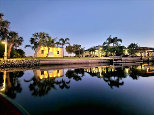 Exterior, Lake