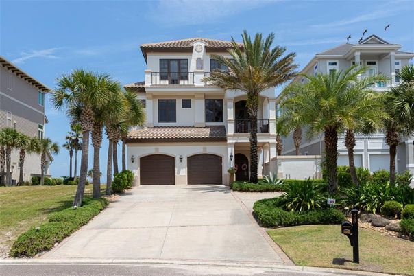 Attached, Exterior, Facade, Mediterranean