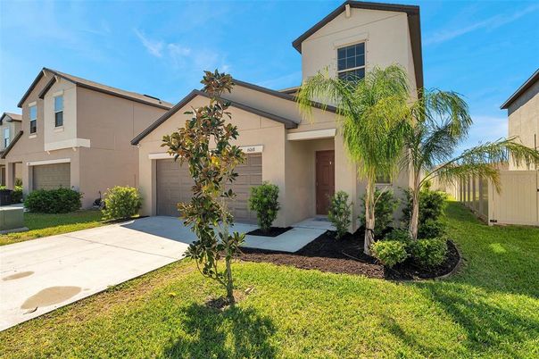 Attached, Backyard, Exterior, Facade, Modern