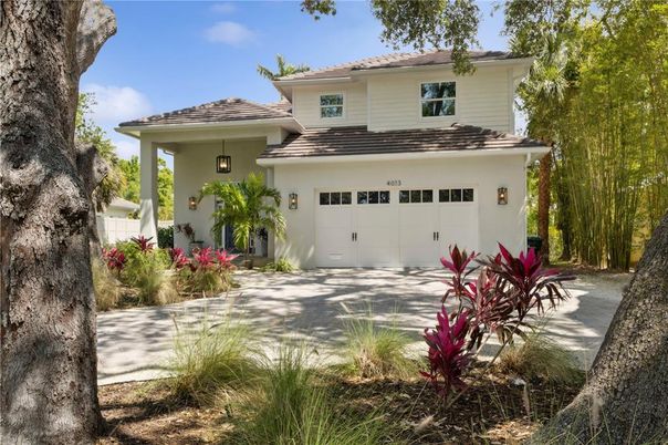 Attached, Exterior, Facade, Mediterranean
