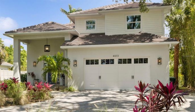 Attached, Exterior, Facade, Mediterranean