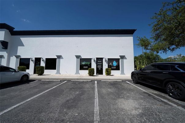 Exterior, Facade, Modern