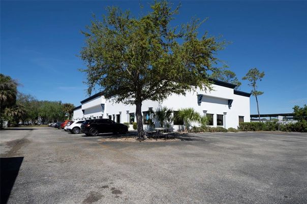 Attached, Exterior, Facade, Modern