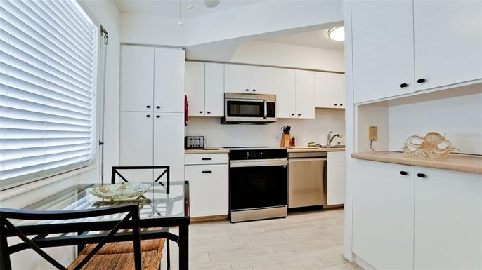 Dining room, Interior, Kitchen, Stainless Steel Appliances, Wood Texture Flooring