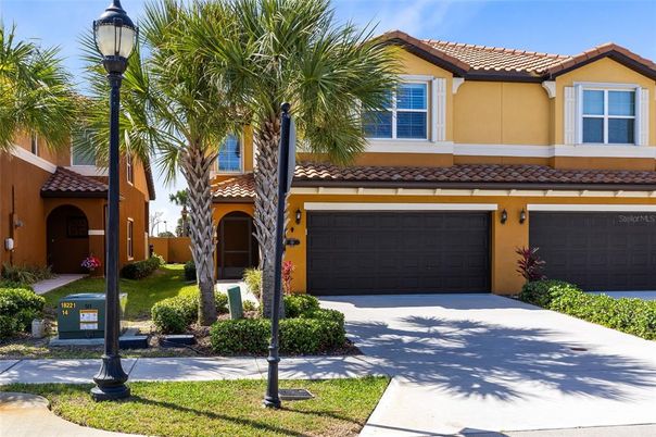 Attached, Exterior, Facade, Mediterranean