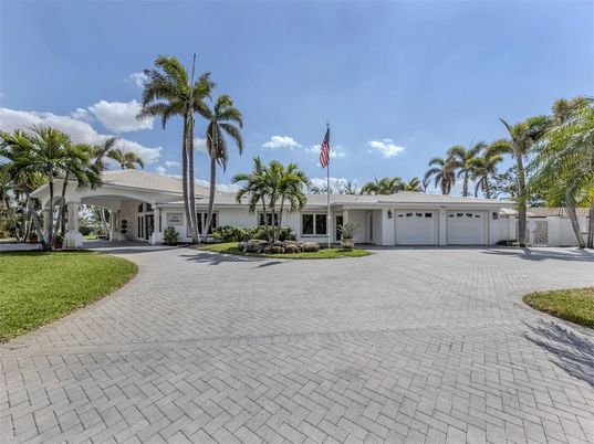 Attached, Exterior, Facade, Ranch