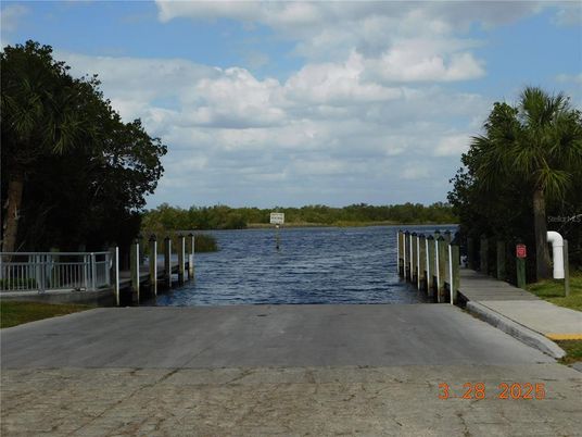 Exterior, Lake