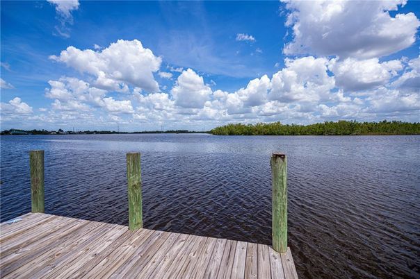 Exterior, Lake