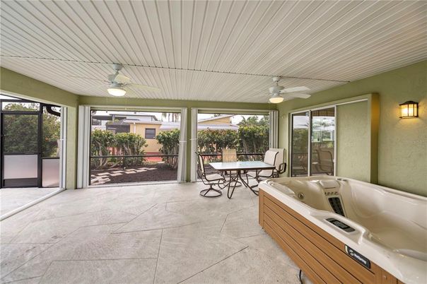 Dining room, Hot Tub, Interior, Sun Room