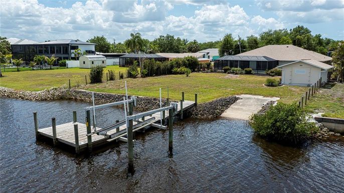 Exterior, Lake