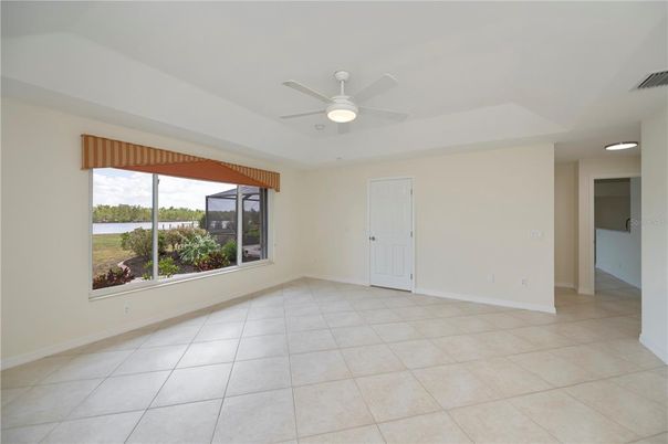 Empty room, Interior