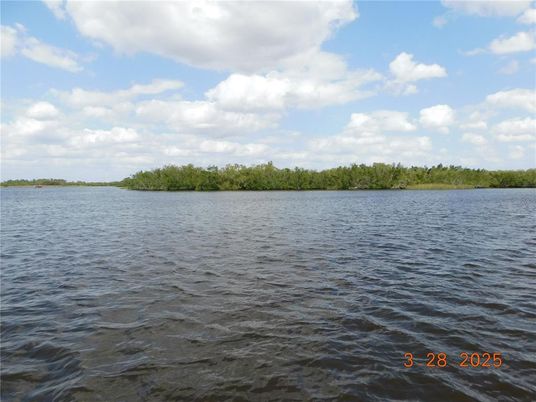 Exterior, Lake