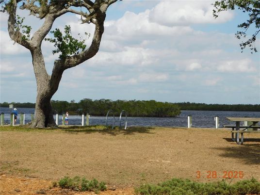 Exterior, Lake