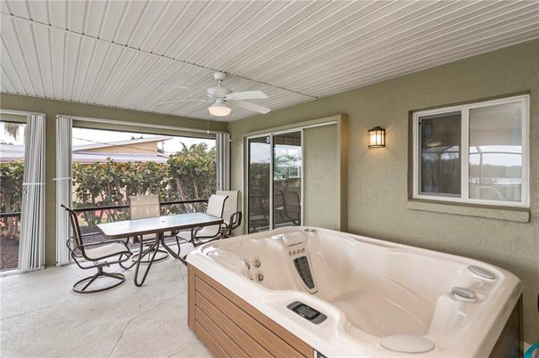 Dining room, Hot Tub, Interior