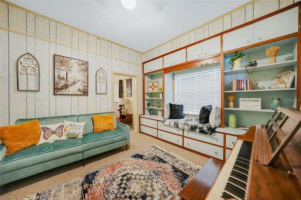 Interior, Piano